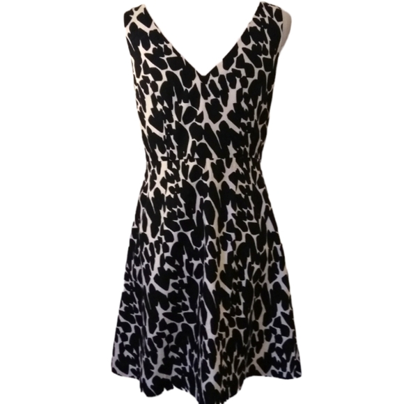 Ann Taylor Dresses & Skirts - ANN TAYLOR Black white print fit-flare dress. Size 6 Petite